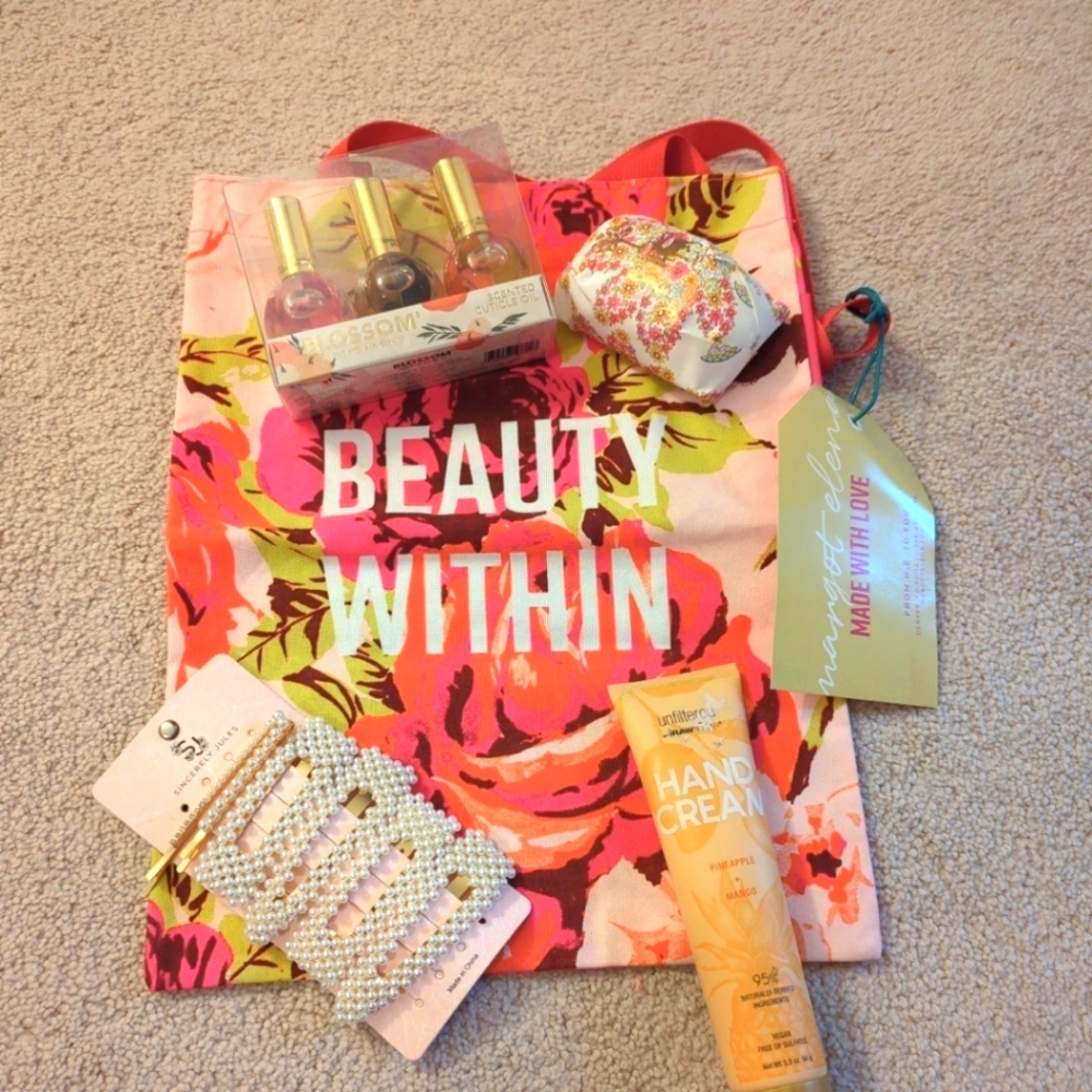 NWT Beautiful feminine gift set! Canvas bag, hand cream, cuticle oil...